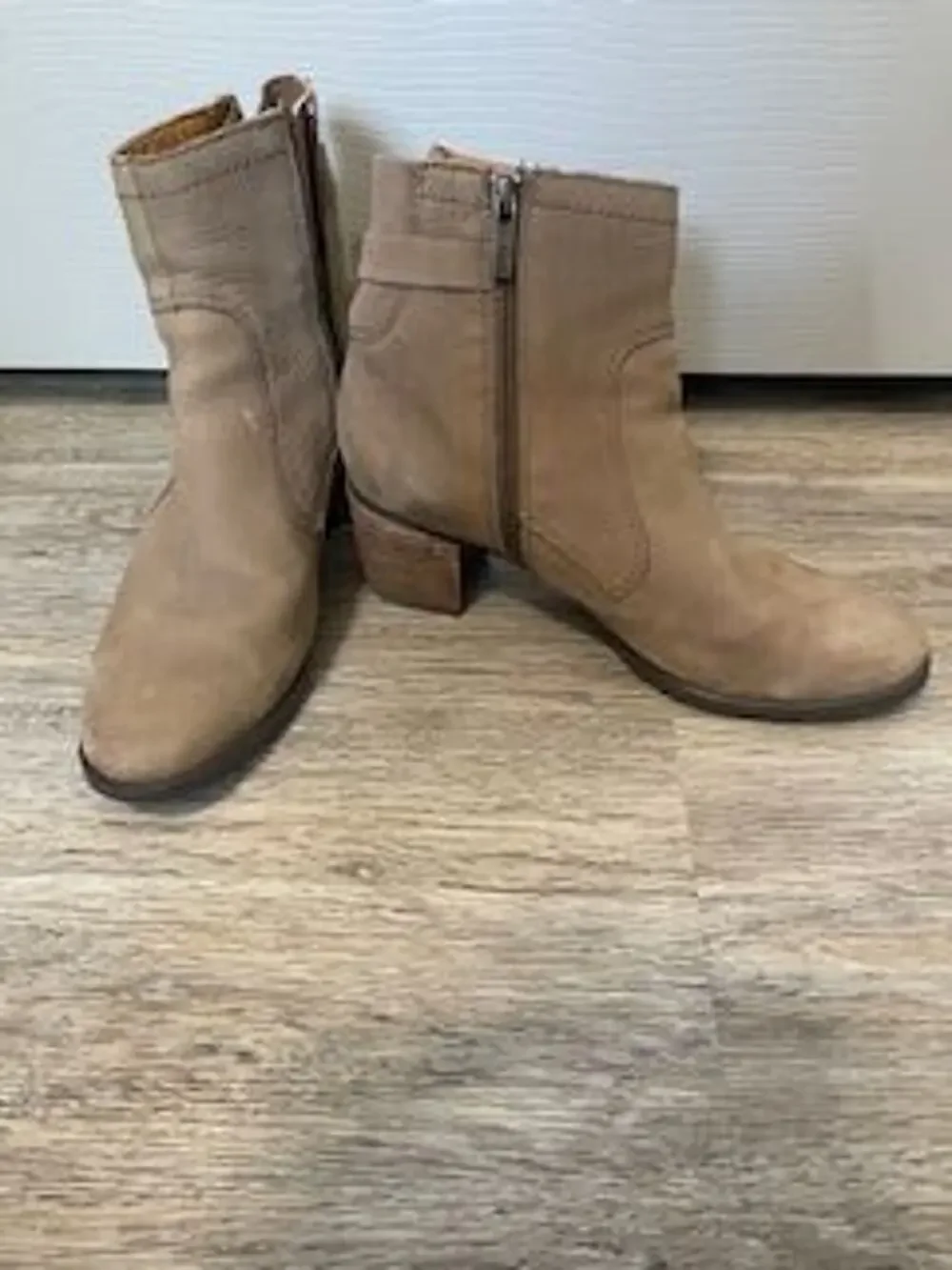 #S141 PRE-LOVED Aetrex Rubi suede ankle boots size women's 7